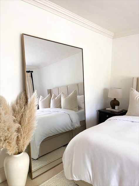 If you're planning to renovate your living room or revamp your bedroom, full-length mirrors are a versatile choice that can serve multiple purposes. To help you choose, we've compiled a list of the top five full-length mirrors for this season. Home Finishes, Huge Mirror, Industrial Contemporary, Minimal Bedroom, Big Bedrooms, Zen Space, Beige Bedroom, Big Mirror, Minimalist Room