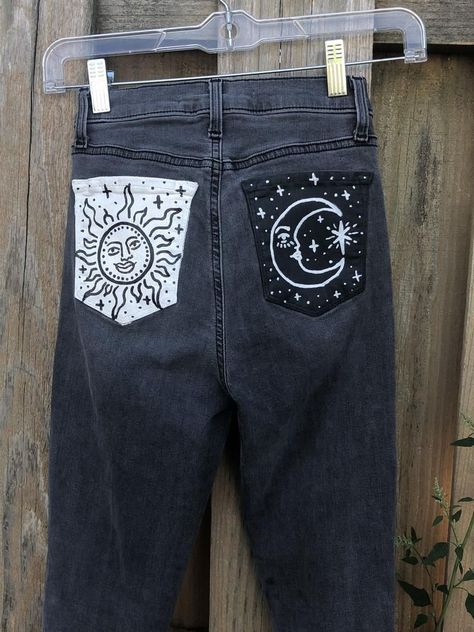 Painted Jean Pockets Ideas Aesthetic, Painted Pockets Jeans, Back Pocket Painting Jeans, Drawing On Jeans Sharpie, Jeans Pocket Painting, Black Jeans Painting Ideas, Custom Jeans Aesthetic, Painting Ideas On Jeans, Bleach Painted Jeans