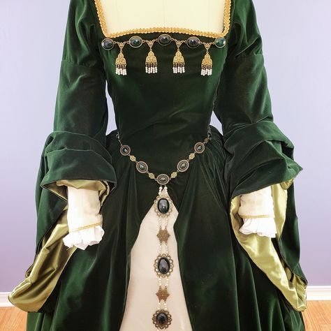 A green velvet Tudor gown ensemble with a French hood, partlet, and jewelry set! 💚✨ I couldn't resist adding this stunner to my collection. Stay tuned for more enchanting looks! 📸✨#tudorfashion #reenactmentlife #gorgeousgreen #tudors #renaissance #renaissancefestival Medieval Gowns Royals, 1500s Dress, 1500 Dress, Middle Ages Dress, Tudor Gown, Tudor Dress, Tudor Fashion, Theatre Production, Tudor Costumes