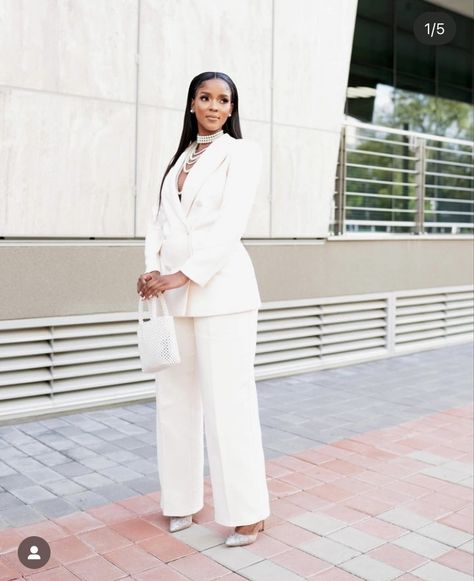 Graduation Outfit Women, Graduation Outfit Ideas Suit Women, White Pants Suits For Women Graduation, White Suits For Women Graduation, Pants Suit Graduation Pictures, White Fitted Suit For Office Wear, Graduation Heels College, White Suit Photoshoot Black Women, Graduation Suits For Women