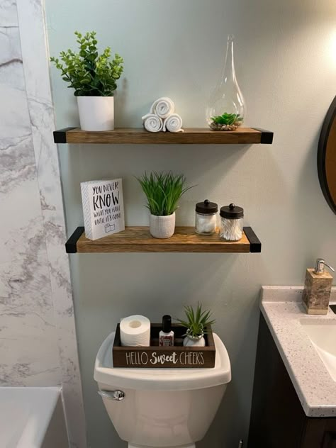 Small Vanity Decor Bathroom, Restroom Shelf Decor, Aesthetic Restroom Decor, Bathroom Decor Ideas Brown Cabinets, Brown Themed Bathroom, Black Theme Bathroom, Women Bathroom Ideas Decor, Over The Toilet Shelf Decor, Modern Restroom Ideas