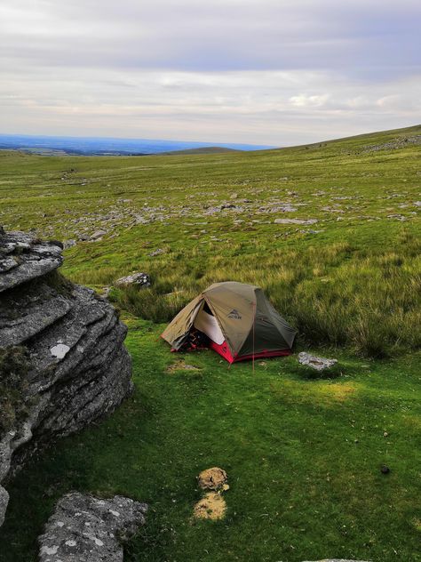 Spent my weekend hiking/wild camping in Dartmoor with my wife! Camping Uk Aesthetic, Wild Camping Uk, Camping Scotland, Camping Uk, Wild Camp, Wild Camping, Camping Aesthetic, Nature Camping, Adventure Inspiration