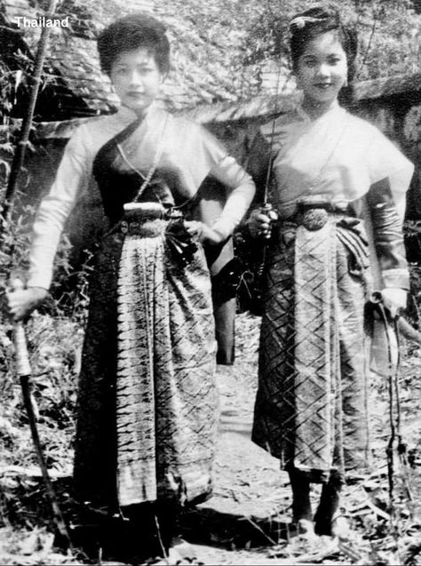 1920s-1950s, Suchira Srisombun and Sawat Langkaphin in Ancient Thai Costumes. Source: Naren Punyapu Thai Costume Traditional, Traditional Thai Clothing Women, Thai Women Fashion, Thai Clothes Traditional, Southeast Asia Outfits, Thai Outfits, Thai Traditional Clothing, Thailand History, Thai National Costume