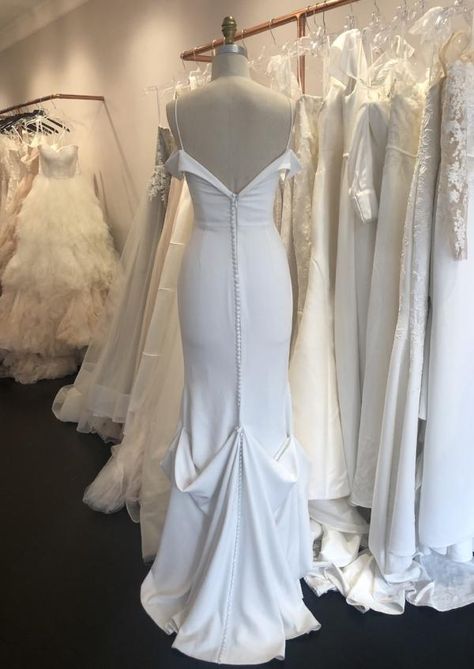 Types of Bustle Options & Tips For Your Wedding Day Diy Wedding Dress Bustle, Bustle A Wedding Dress, Wedding Dress Train Bustle, Wedding Gown Bustle, French Bustle, Dress Bustle, Bridal Alterations, Wedding Dress Types, Wedding Dress Bustle