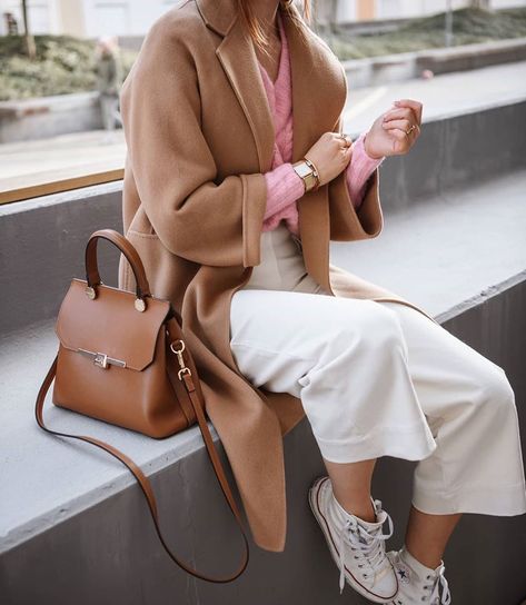 Camelia Roma Official on Instagram: “Chic @anastasijakajba wearing handbag in light brown ❤️#cameliaroma” Caramel Bag Outfit, Light Brown Bag Outfit, Brown Purse Outfit, Small Bag Outfit, Camelia Roma, Zara Europe, Purse Outfit, Bag Outfit, Brown Purses