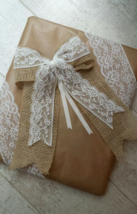 Jute Wrapping, Rustic Gift Wrapping, Wrapping Inspiration, Creative Gift Wraps, Gift Wrapping Inspiration, Gift Wraps, Gift Wrapper, Happy Gifts, Wedding Wraps