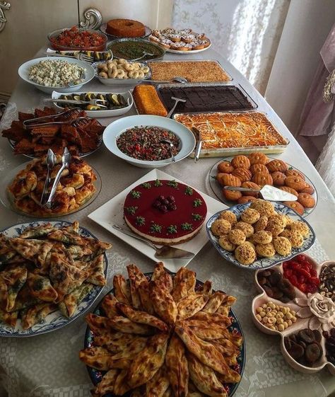 Dinner Party Buffet, Food For Family, 21 Dinner, Plats Ramadan, Food Set Up, Food Wedding, Party Food Buffet, Dinner Drinks, Catering Ideas Food