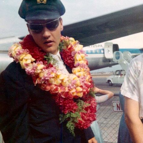 Elvis in Hawaii wearing gorgeous lei's Elvis Presley Hawaii, Elvis Collectors, Young Elvis, Elvis And Priscilla, Joseph Jackson, King Of Pop, Elvis Presley Photos, Blue Hawaii, Lisa Marie Presley