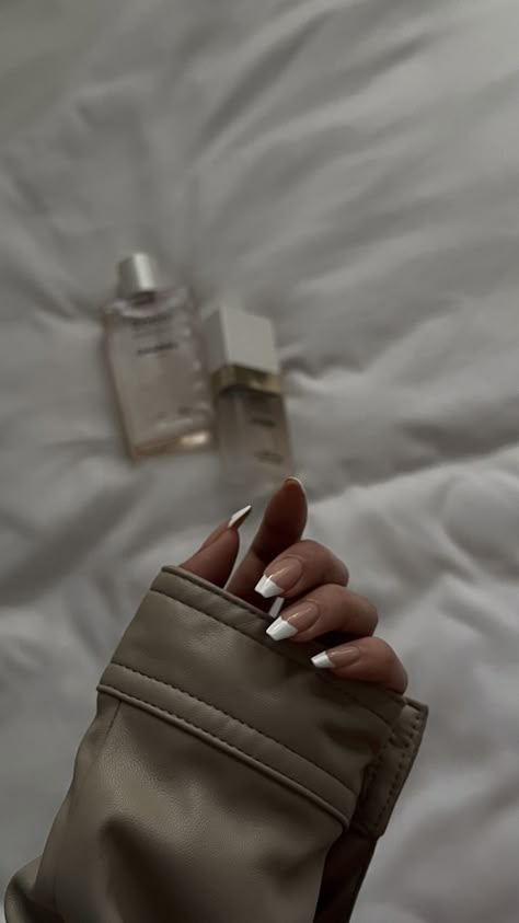 Aesthetic Nail Poses, Nails Pictures Ideas Instagram, How To Take Nail Pictures, Nail Ig Story Ideas, New Nails Instagram Story, Nails Instagram Story, Vogue Makeup, Fall Photo Shoot Outfits, Hand Crafts For Kids