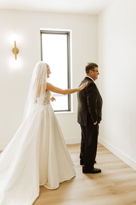 Fathers First Look At Bride, Father And Bride Photos, First Look Father Of The Bride, Bride And Groom With Parents, Bride And Father First Look, Mother Bride Photos, Dad First Look Wedding, Father And Bride Pictures, Wedding Photography First Look