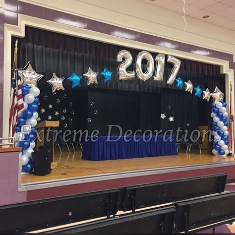 High School Graduation Stage Decorations, School Prize Giving Stage Decor, Graduation Ceremony Stage Design, Elementary School Graduation Themes, Graduation Gym Decorations, Gym Graduation Decorations, Prize Giving Stage Decor, Kindergarten Graduation Stage Decoration, Elementary Graduation Decorations