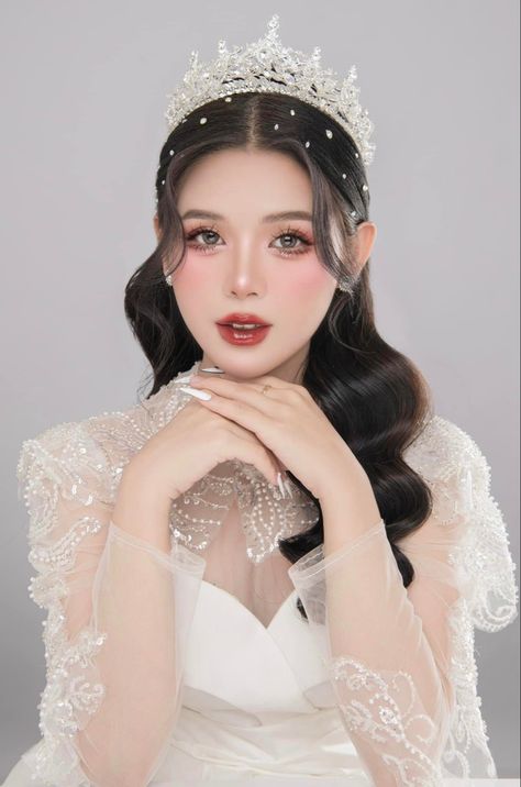 Korean Wedding Hair, Pretty Woman Costume, Pink Purple Wedding, Woman Images, Wedding Makeup Bride, Images Beautiful, Woman Costume, Hairdo Wedding, Korean Wedding