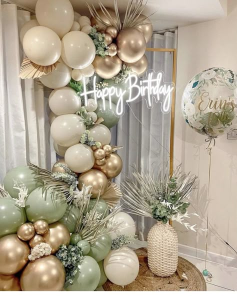 Green And Gold Christmas Decor, Ideas Christmas Decoration, Decoration Ideas Christmas, Green And Gold Christmas, Gold Christmas Decor, 18th Birthday Decorations, 21st Birthday Decorations, Christmas Decorating Ideas, Birthday Party Theme Decorations