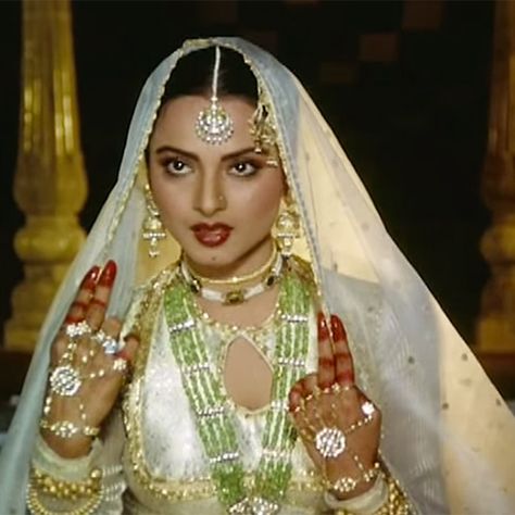 Rekha is one of the most iconic actresses who has left a deep impact on everyone through her films like Silsila, Ijaazat, Umrao Jaan, and many more. The evergreen beauty even today is known for her elegant and beautiful looks and of course, nature reserve. With her terrific roles in the films, Rekha managed to capture […] Umrao Jaan, Rekha Saree, Indian Queen, Rekha Actress, Retro Bollywood, Deep Impact, Vintage India, Desi Aesthetic, Indian Photoshoot