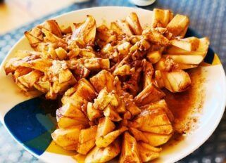 Oven baked blooming apples with caramel sauce Oven Baked Blooming Apple Recipe, Oven Baked Blooming Apple, Blooming Apple Recipe, Caramel Sauce Recipes, Apples With Caramel, Blooming Apple, Blooming Apples, Mushroom Vegetable, Caramel Recipes Sauce