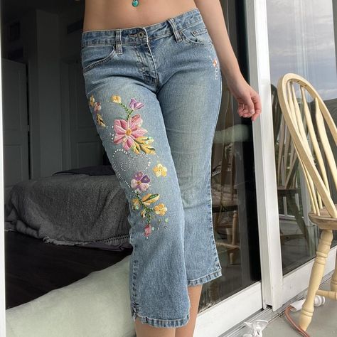 The CUTEST vintage 00s Jean capris with sequins and... - Depop Capris Aesthetic, Capris Outfit Y2k, Jean Capri Outfits, Kai Outfits, Capris Outfit, Capri Pants Outfits, Vintage Capri, Manic Pixie, 70s Jeans