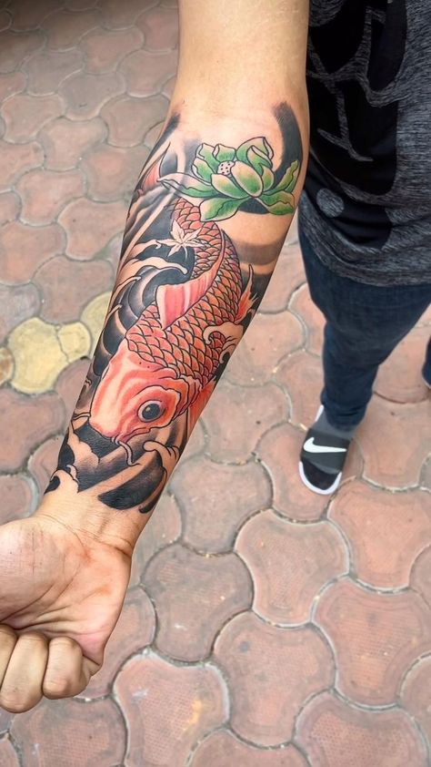 Koi Fish Sleeve Tattoo, Fish Sleeve Tattoo, Koi Fish Sleeve, Koi Fish Tattoo Forearm, Top Forearm Tattoos, Pez Koi Tattoo, Tato Irezumi, Japanese Forearm Tattoo, Tattoo Japonais