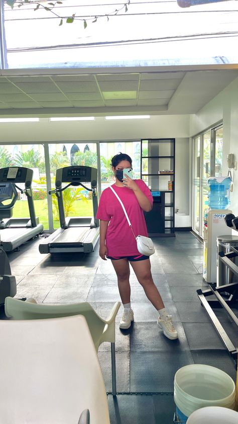 Gymrat outfit gym oversized shorts shirt pink Pink Gym Outfit, Oversized Shorts, Outfit Oversize, Pink Gym, Outfit Gym, Outfit Check, Gym Rat, Short Shirts, Gym Wear