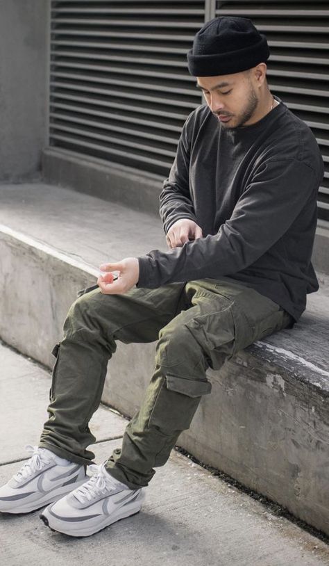 Stylish Men Outfits Casual Street Style, Olive Cargo Pants Outfit Men, Mens Cargo Pants Outfit Street Style, Camo Cargo Pants Outfit Men, Chill Outfits Men, Camo Pants Outfit Men, Cargo Pants Outfit Men, Cargo Outfit, Winter Pants Outfit