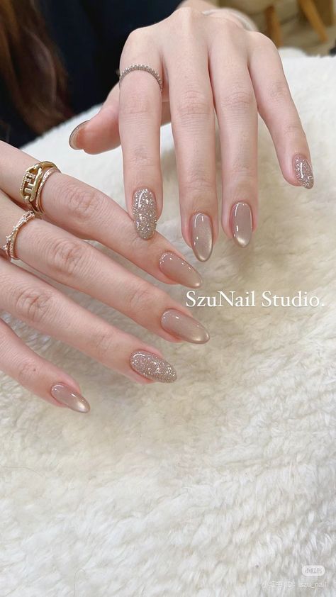 Real Nails With Gel Polish, Kuku Nail Art, Nail Art Pengantin, Nails For Wedding Guest, Elegant Nail Ideas, Nails And Rings, Clear Glitter Nails, Fancy Nail Art, Minimal Nails Art