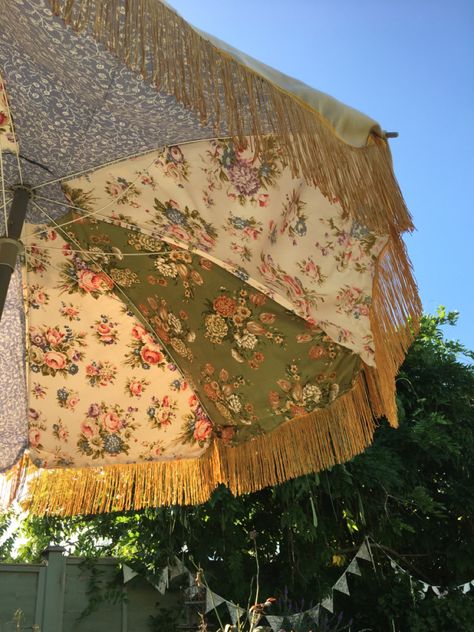 Vintage Parasol, Bridgerton Aesthetic, Picnic Hamper, Shade Umbrellas, Royal Aesthetic, Garden Parasols, Beach Diy, Deco Boheme, Regency Era