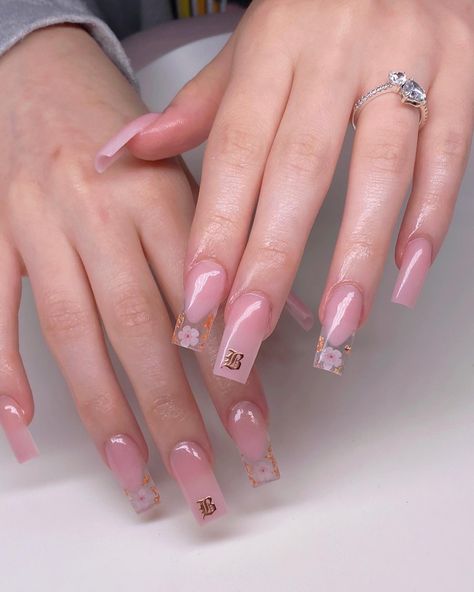 Boyfriend initials Acrylic Nails Ideas Initials, Acrylic Nails With A T Initial, K Initial Nails Acrylic, Simple Acrylic Nails With Initials, Acrylic Nails With Boyfriends Initials Short, Initials Acrylic Nails, Nails With B Initials Acrylic, Nails With An N Initial, Pink Nails With A Initial