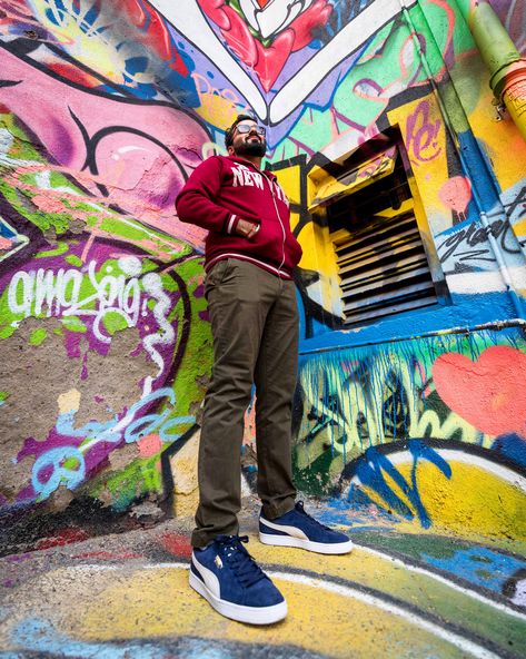 Grafitti Portrait Photography, Posing With Graffiti Wall, Graffiti Wall Photoshoot Men, Grafitti Photoshoot Models, Graffiti Poses Photo Shoot, Grafitti Photo Shoot, Senior Picture Graffiti Wall, Graffiti Photoshoot Ideas Men, Graffiti Wall Photoshoot Ideas