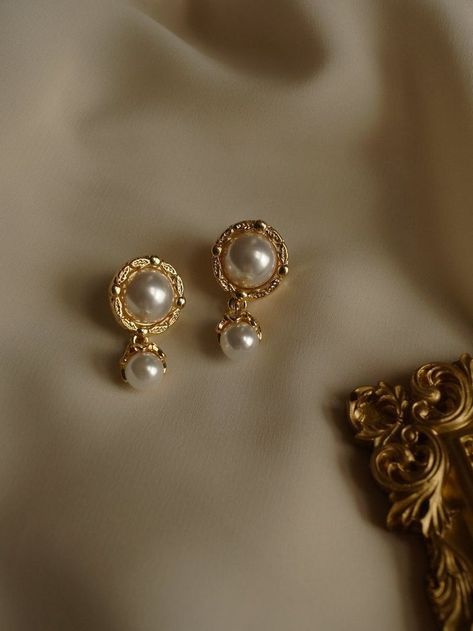 Editorial Accessories, Jewelry 2000s, 2000s Accessories, Accessories Editorial, Small Earrings Gold, Pearl Earrings Designs, Gold Earrings Models, Pearl Jewelry Design, Pearl Necklace Designs