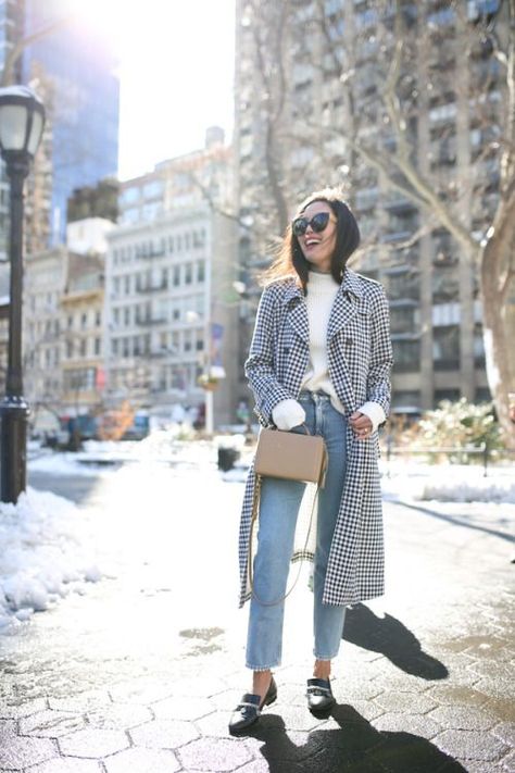 Ann Taylor stuns us in a black and white gingham print drape... Gingham Coat, Draped Coat, Outfit Inspiration Women, Trench Coat Outfit, Blogger Street Style, New Street Style, Coat Outfit, 9 To 5, Faded Denim