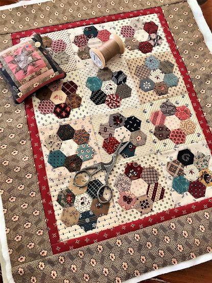 Small Sewing Space, Hexie Patterns, Hexie Quilts Patterns, Hexagon Quilt Pattern, Hexagon Patchwork, Hexie Quilt, English Paper Piecing Quilts, Sewing Circles, Miniature Quilts