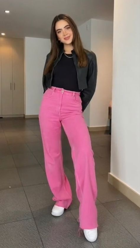 Pink Causal Outfits, Outfit Jean Rose, Styling Pink Jeans, Pink Mom Jeans Outfit, Outfit Pantalon Rosado, Pink Flare Jeans Outfit, Pink Jeans Outfit Ideas, Jeans Outfit Old Money, Outfits With Pink Jeans