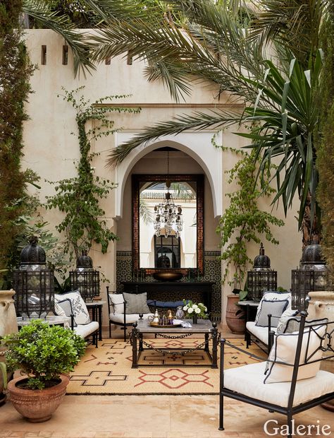 Moroccan Courtyard, Moroccan Houses, Moroccan Riad, Moroccan Interior Design, Riad Marrakech, Moorish Design, Moroccan Homes, Moroccan Interiors, Patio Interior