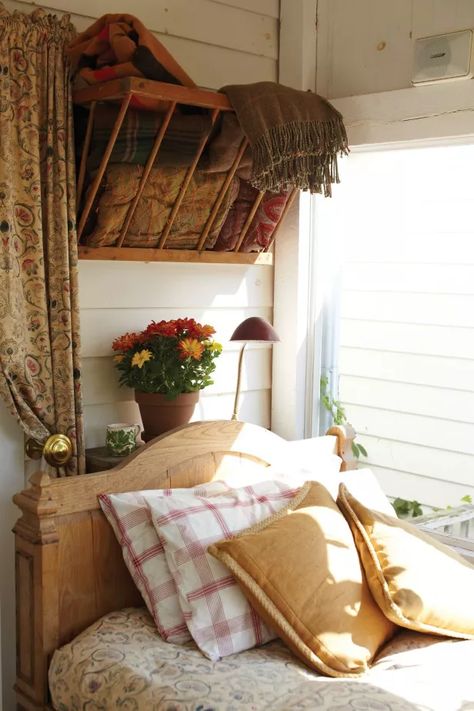 Blanket Storage, Cabin Decor, Diy Storage, House Inspiration, Cozy House, Home Bedroom, Rustic House, Small Spaces, Diy Home Decor