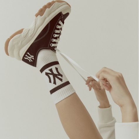 Yankees Shoes, Sneaker Closet, Dr Shoes, Fashion Leaders, High Shoes, Hype Shoes, Poses References, Girly Shoes, Shoe Inspo