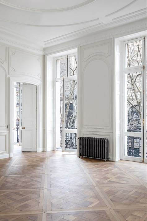 📸 Sébastien Dondain #kashaparis #interiordesign #architecturedinterieure #design #paris #parisianstyle #parquetversailles #molding #livingroom Parisian Interior Style, Paris Apartment Aesthetic, Paris Apartment Interiors, Georgian Hotel, Parquet Versailles, Parisian Living Room, Paris Interiors, Paris Bedroom, Parisian Interior