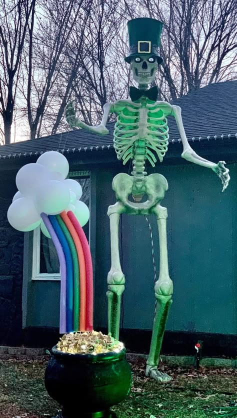 Skeleton Costume Diy, Clowns Halloween Decorations, Skeleton Ideas, Skeleton Artwork, Giant Skeleton, Halloween Props Diy, Skeleton Decorations, St Patrick's Day Decorations, St Patrick's Day Crafts