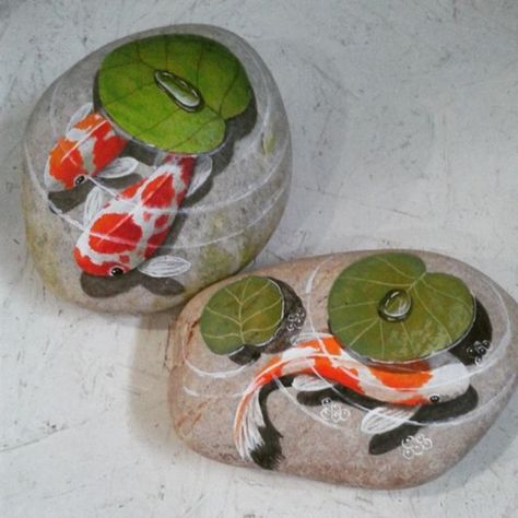 meaningful-pet-rock-art-examples Koi Painting, Pet Rock, Painted Rock Animals, Art Pierre, Painted Rocks Diy, Rock Painting Ideas Easy, Rock Painting Patterns, Paint Rock, Pet Rocks