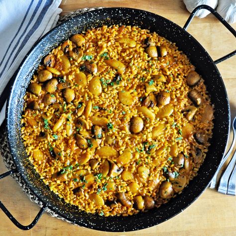 How to make a SPANISH PAELLA for 4 PEOPLE for under $10. This rice dish is loaded with Spanish flavors, made with simple igredients and done in 45 minutes. Cooking Lima Beans, Homemade Bisquick, Spanish Paella, Spanish Olives, Cooking For 2, Winter Cooking, Fish Stew, Spanish Recipes, Recipes Meat