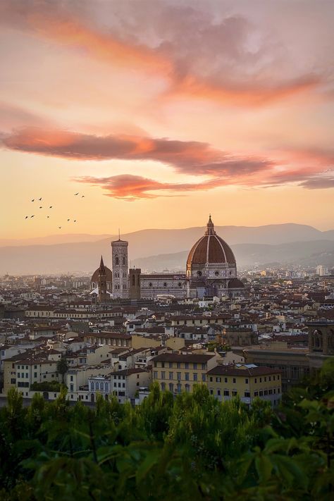 Traveling to Rome and Florence, Italy? Get inspired with this Fora-curated guide: The Perfect 5-Day Itinerary for Rome & Florence. Romantic Honeymoon Destinations, Places In Italy, Voyage Europe, Rome Travel, Europe Travel Destinations, Local Travel, Wine Tour, Honeymoon Destinations, Catamaran