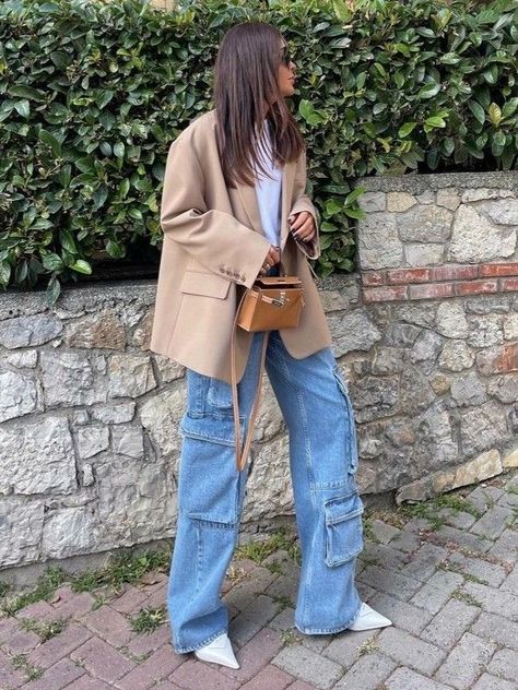 Fluffy Bucket Hat Outfit, Miami Street, French Street, Skandinavian Fashion, Chique Outfits, Style Goals, Photoshoot Inspo, Outfit Jeans, Book Style