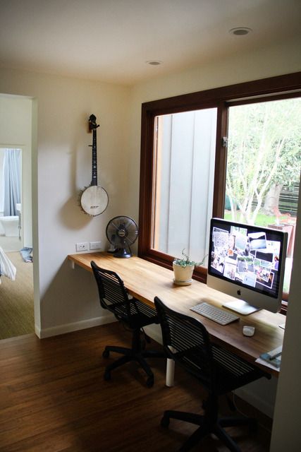 (via notmybeautifulhome) Make loooong desk for six kids? Window Desk Ideas, Window Desk, Desk Idea, Remodel House, Long Floating Shelves, Floating Shelves Living Room, Floating Shelf Decor, Floating Shelves Bathroom, Floating Desk