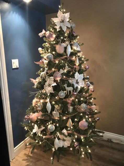 White Gold And Pink Christmas Tree, Rose Gold White Christmas Tree, Christmas Tree White And Pink, Pink Gold And White Christmas Tree, White And Rose Gold Christmas Tree, White And Pink Christmas Tree Ideas, Christmas Tree Pink And White, Rose Gold And White Christmas Tree, Blush And Gold Christmas Tree