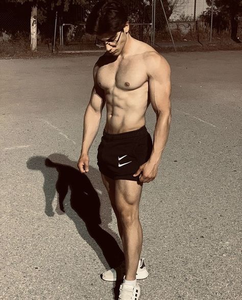 @p.sidhropoulos Toni Mahfud, Gym Boy, Best Physique, Card Inspo, Lean Body, Anatomy Reference, Muscular Men, Attractive Guys, Teenage Boys