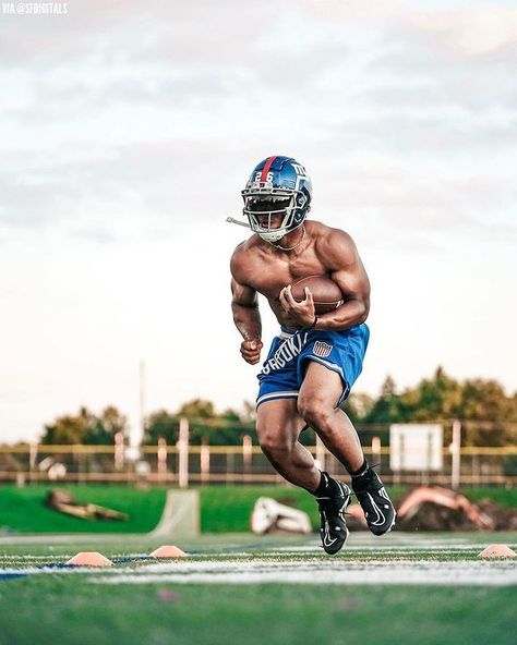 Track Physique, Saquon Barkley Aesthetic, Saquon Barkley Wallpaper, New York Giants Wallpaper, American Football Cleats, Football Drip, Football Poses, Gym Photography, Saquon Barkley