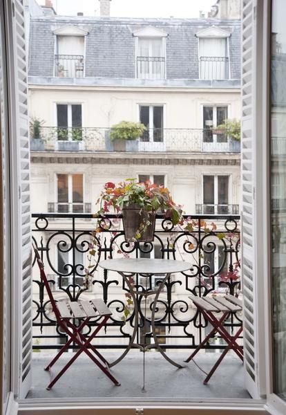 Parisian Balcony, Paris Balcony, French Balcony, Clemence Poesy, Balkon Decor, Apartment Balcony Garden, Parisian Aesthetic, Jeanne Damas, Lan Can