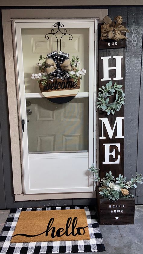 Small Wall By Front Door Decor, Home Outdoor Decor Ideas, Entryway Diy Ideas, Outside Entrance Decor, Small Porch Decorating Ideas Entrance, Apartment Door Decor Entrance Outside, Apartment Outside Entrance Decor, Side Door Entrance Ideas, Small Front Door Decor Entrance