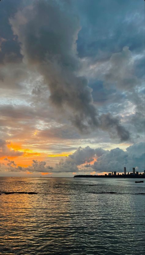 Marine Lines Mumbai, Mumbai Sunset, Mumbai Rain, Aesthetic Mumbai, Evening Wallpaper, Marine Drive, Hijab Dp, City Life Photography, Rain Pictures