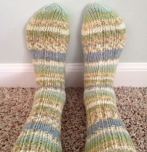 Knit 2@knce socks! ChristinaPurls...: DK Ribbed Sock Pattern (free!) Sock Pattern Free, Knitted Socks Free Pattern, Knitting Pin, Ribbed Socks, Hand Painted Yarn, Quick Knits, Sock Knitting Patterns, Knitted Socks, Knitted Wit