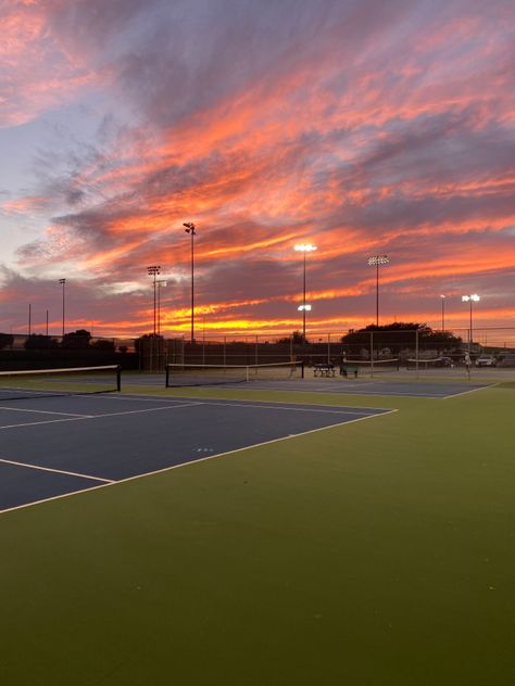 Tennis Aesthetic Wallpaper, Tenis Court Aesthetic, Tennis Vibe, Tennis Court Aesthetic, Tennis Vibes Aesthetic, Aesthetic Tennis Court, Tennis Girl Aesthetic, Sunset Tennis Court, Mode Tennis