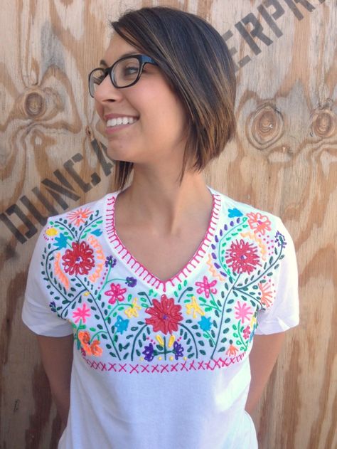 Use Puffy Paint to make a Faux Mexi-Embroidered Shirt! Ohh.... this might work on a curtain too Puffy Paint Tshirt Ideas, Diy Mexican Embroidery, Puffy Paint Shirts, Mexican Shirt, Mexican Shirts, Mexican Embroidery, Mexican Crafts, Paint Shirts, Puff Paint